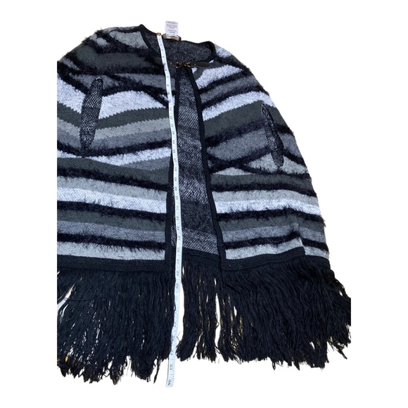 BCBGMAXAZRIA Black, gray & white eyelash cardigan with front hook closure. - Picture 7 of 9